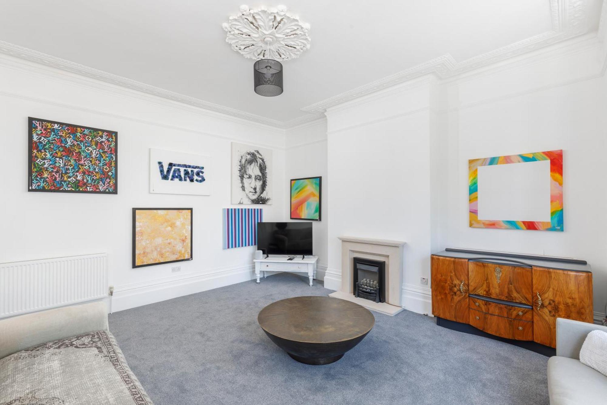 Lovely, Modern & Spacious 1-bed Flat Apartment