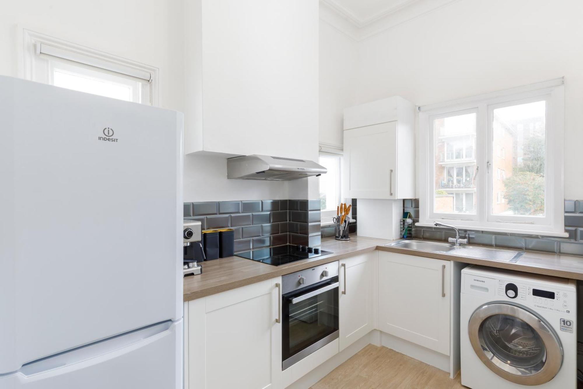 Lovely, Modern & Spacious 1-bed Flat Apartment *
