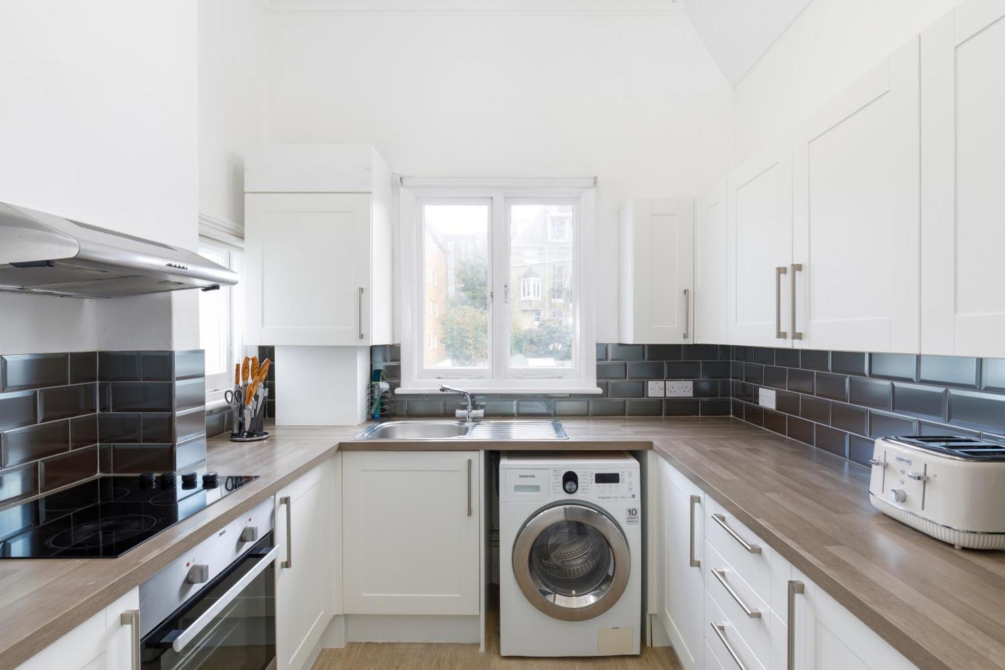 Lovely, Modern & Spacious 1-bed Flat Apartment *